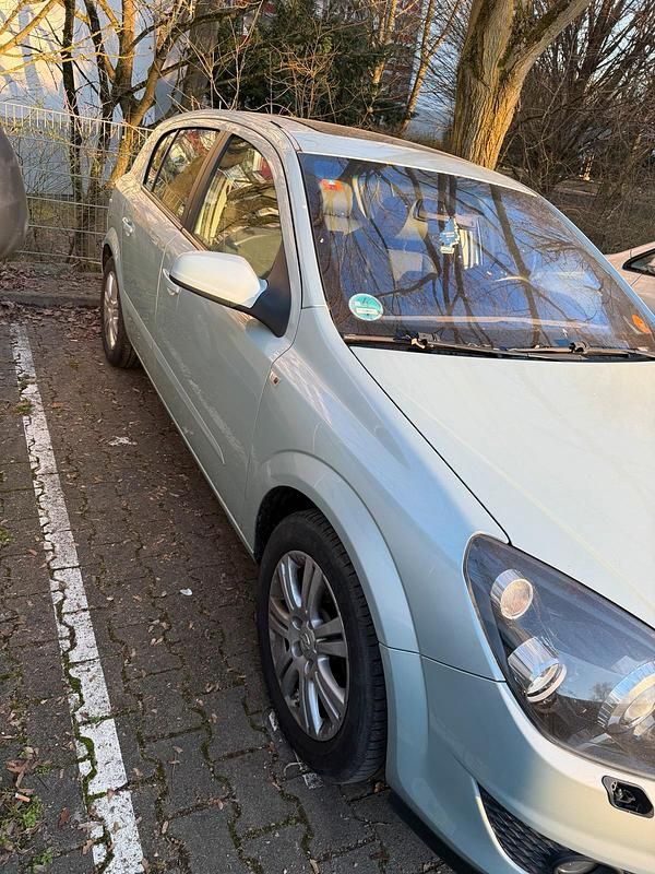 Gebraucht Opel Astra Edition 110 PS (80 kW) 2009 Silber Limousine