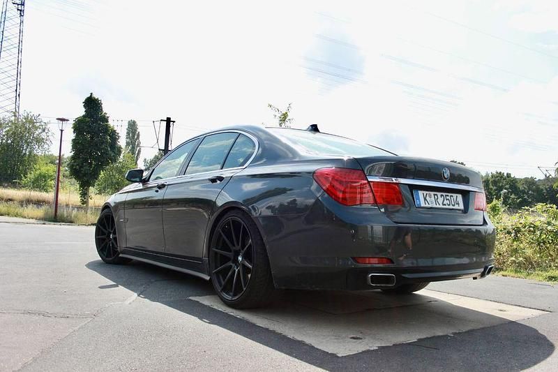 Grau Gebraucht 2010 BMW 740 Performance Limousine | 11.900 € (Superpreis) - Bild 1/4