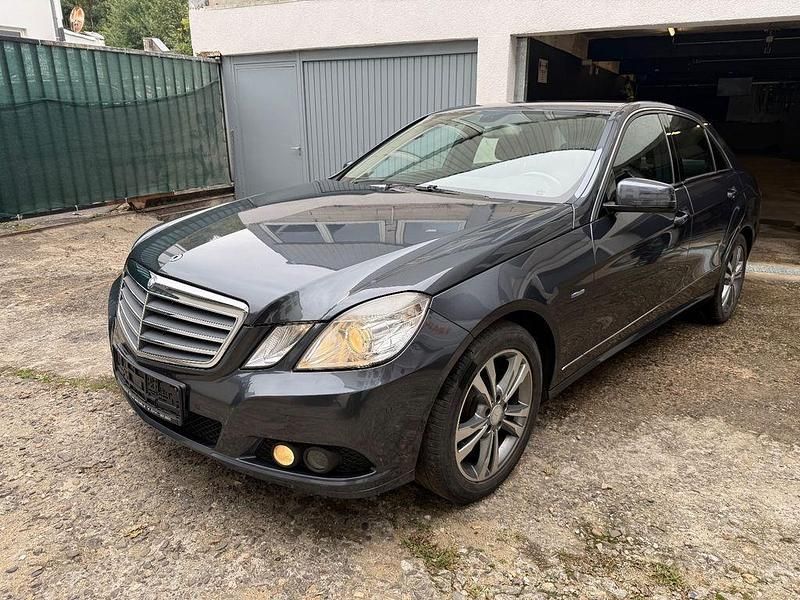 Grau Gebraucht 2009 Mercedes E200 Elegance Limousine | 6.800 € (Fairer Preis) - Bild 1/4