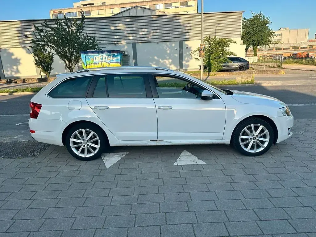 Gebraucht Skoda Octavia Ambition 150 PS (110 kW) 2015 Weiß Kombi
