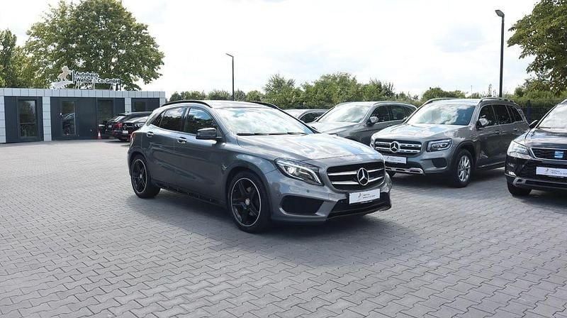 Grau Gebraucht 2016 Mercedes GLA220 AMG SUV | 20.700 € (Fairer Preis) - Bild 1/4