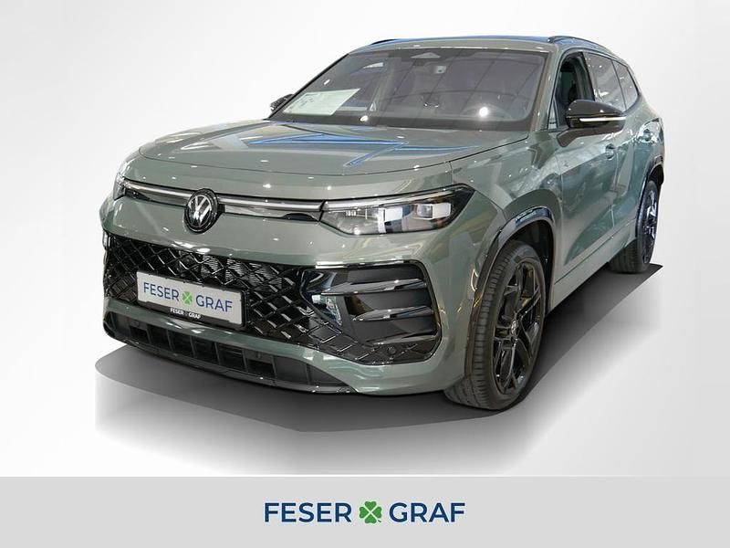 Cipressinogrün metallic Neu 2025 VW Tayron R-line SUV | 62.880 € (Etwas zu teuer) - Bild 1/4