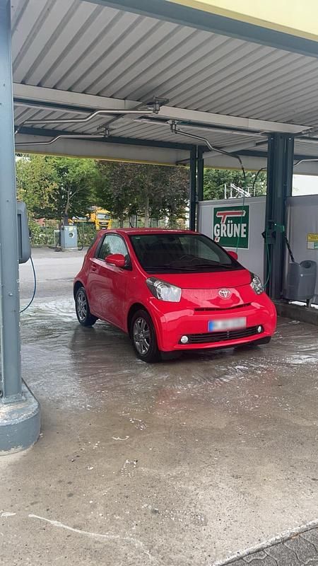Gebraucht Toyota iQ 68 PS (50 kW) 2010 Rot Kleinwagen