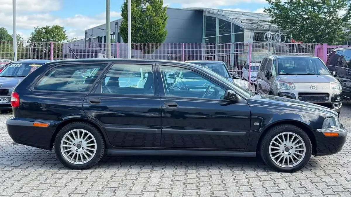 Gebraucht Volvo V40 122 PS (89 kW) 2003 Schwarz Kombi