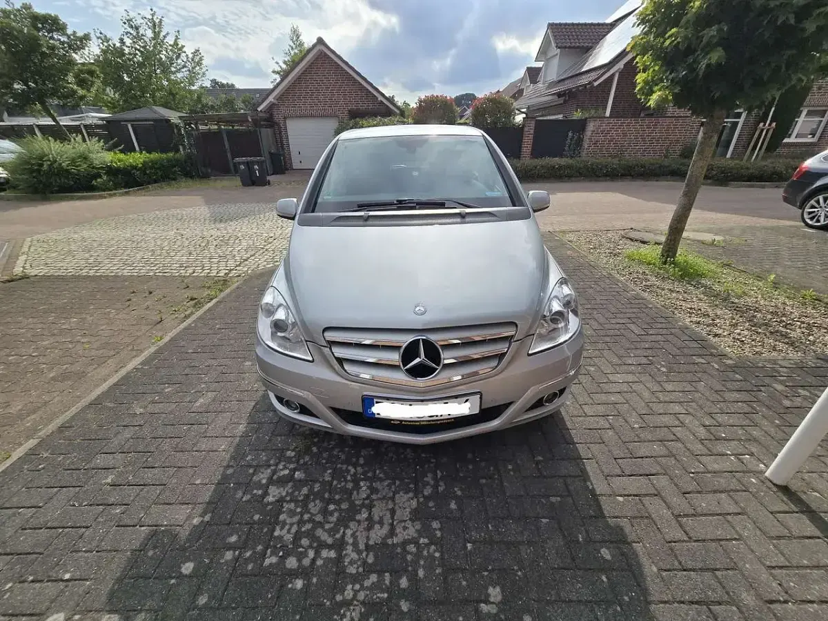 Gebraucht Mercedes B180 116 PS (85 kW) 2011 Silber Kleinwagen