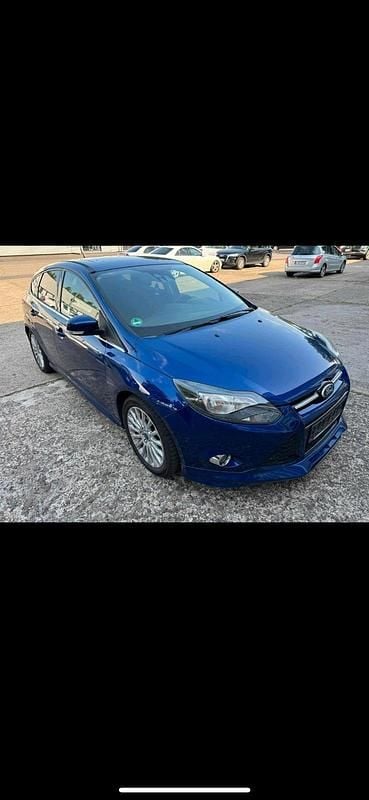 Blau Gebraucht 2014 Ford Focus ST-Line Limousine | 2.890 € (Guter Preis) - Bild 1/4