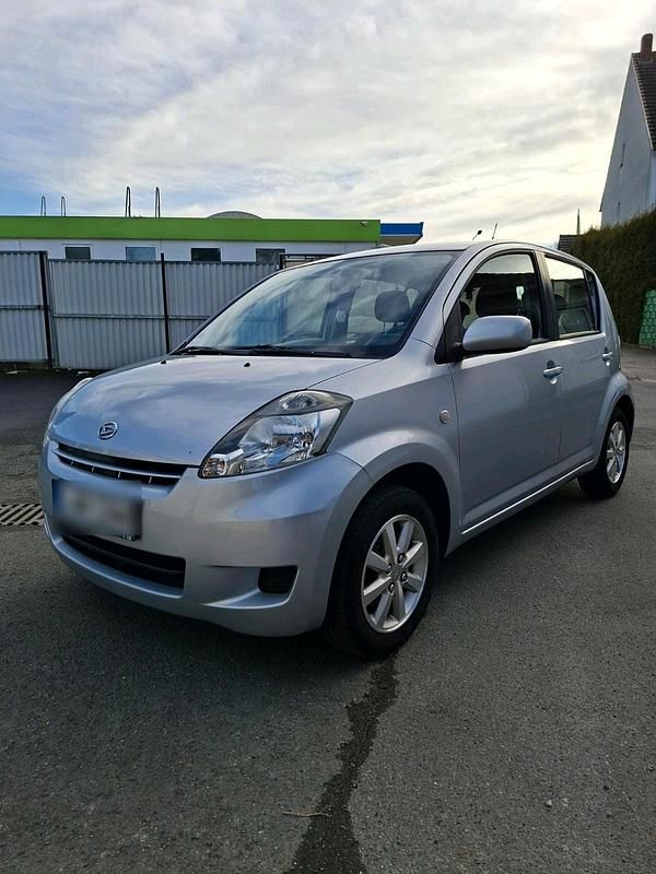 Gebraucht Daihatsu Sirion 90 PS (66 kW) 2011 Silber Kleinwagen