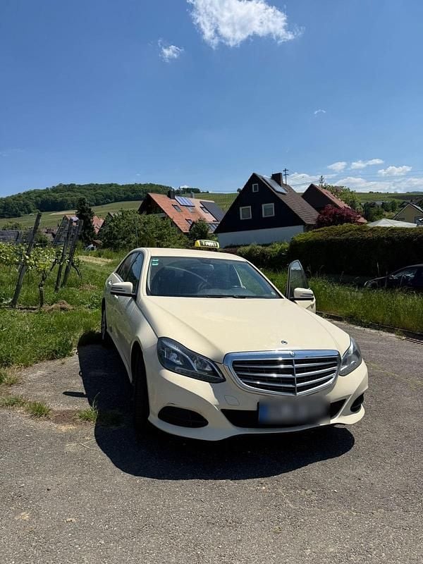 Gelb Gebraucht 2013 Mercedes E200 Limousine | 6.200 € (Etwas zu teuer) - Bild 1/4