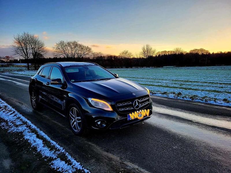 Schwarz Gebraucht 2017 Mercedes GLA180 Urban SUV | 14.900 € - Bild 1/2