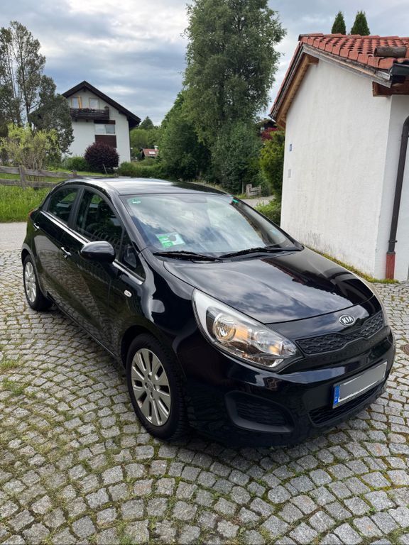 Schwarz Gebraucht 2012 Kia Rio Attract Limousine | 3.500 € (Fairer Preis) - Bild 1/4