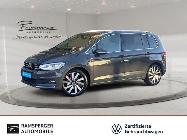 Grau (delfingrau metallic) Gebraucht 2024 VW Touran Highline Van / Kleinbus | 35.490 € (Fairer Preis) - Bild 1/4