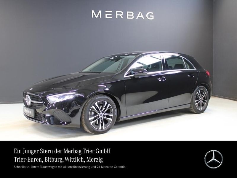 Metalliclack kosmosschwarz Gebraucht 2024 Mercedes A180 Advanced Limousine | 29.960 € (Fairer Preis) - Bild 1/4