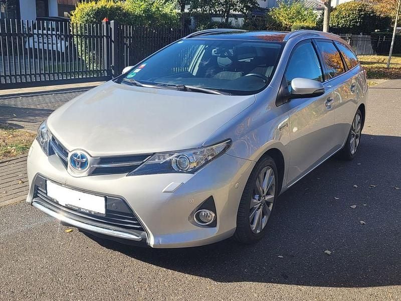 Silber Gebraucht 2015 Toyota Auris Touring Sports Kombi | 7.700 € (Superpreis) - Bild 1/4