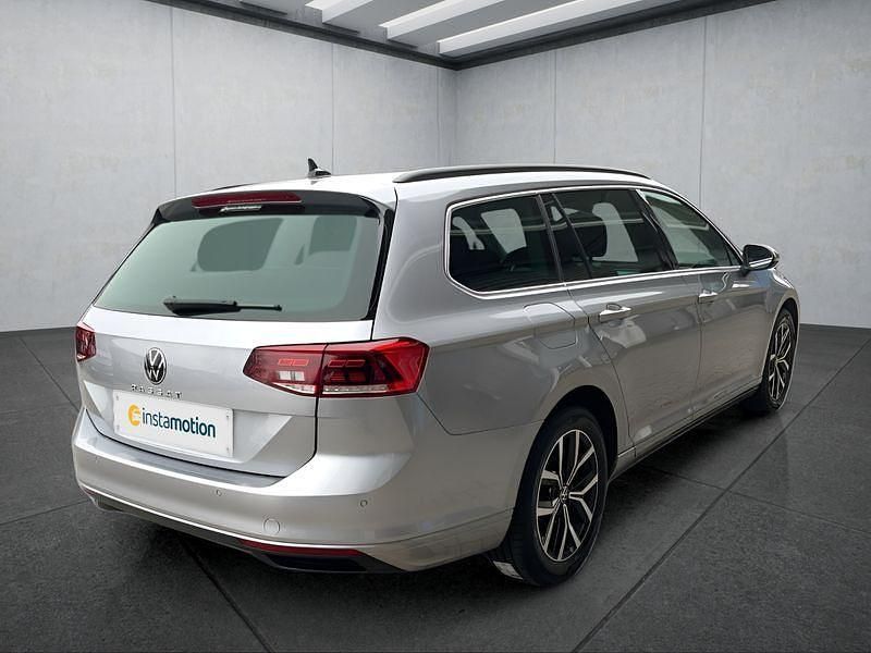 Gebraucht VW Passat 150 PS (110 kW) 2024 Silber Kombi