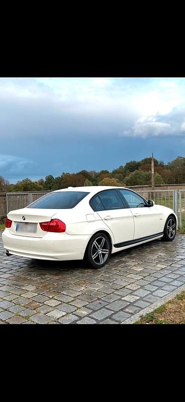 Gebraucht BMW 320 170 PS (125 kW) 2011 Weiß Limousine