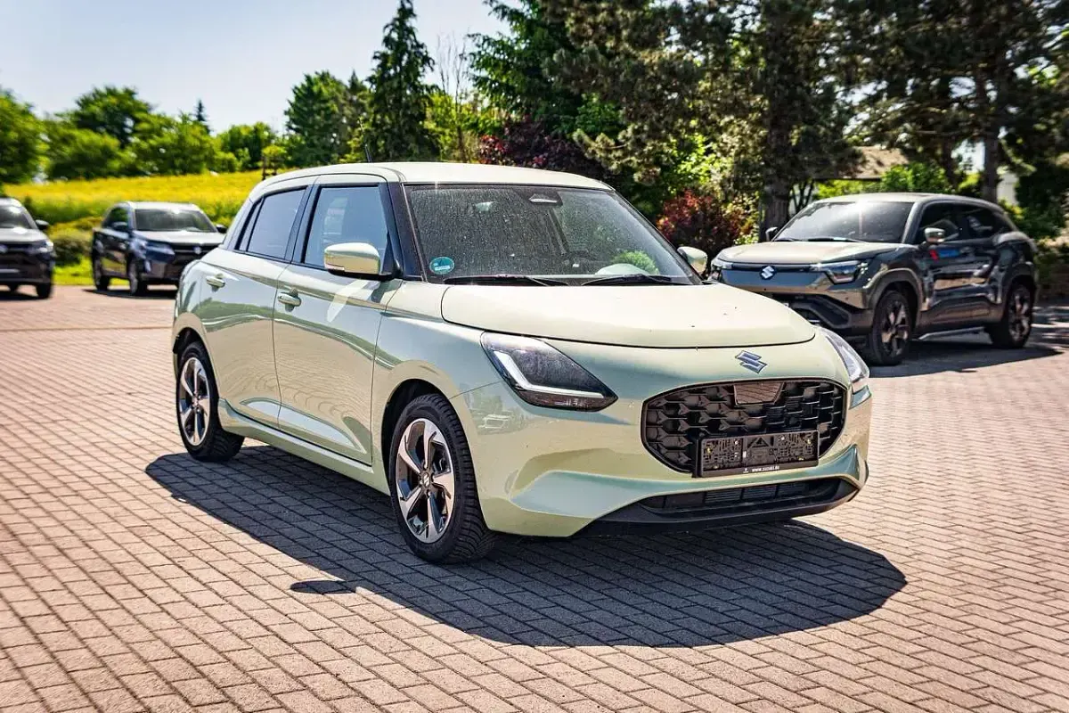 Gebraucht Suzuki Swift Comfort+ 83 PS (61 kW) 2024 Cool yellow metallic Kleinwagen
