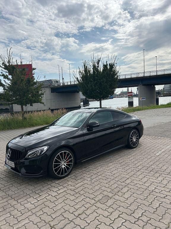Schwarz Gebraucht 2016 Mercedes C300 Edition 1 Coupé | 21.900 € - Bild 1/4