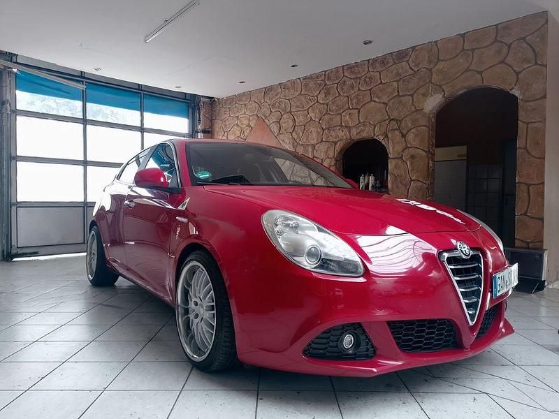 Rot Gebraucht 2011 Alfa Romeo Giulietta Kleinwagen | 4.400 € (Etwas zu teuer) - Bild 1/4