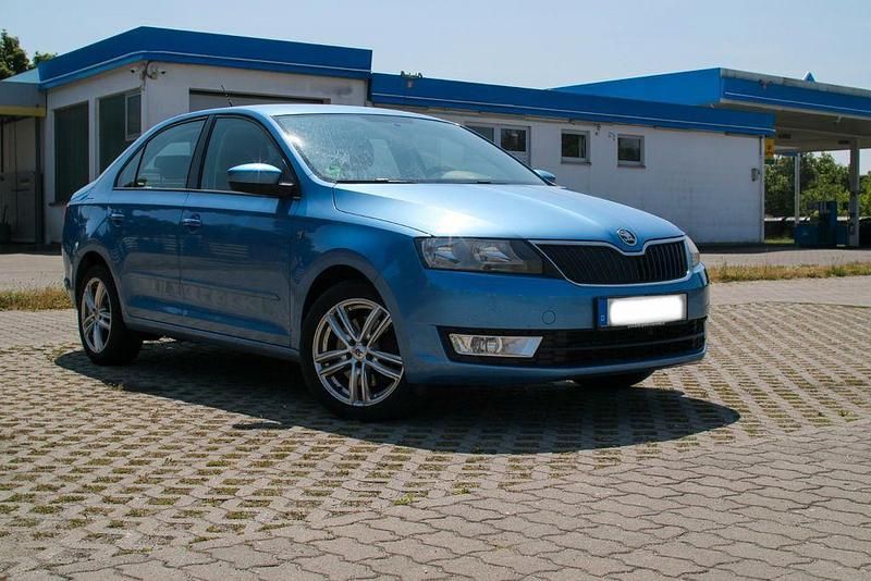 Blau Gebraucht 2013 Skoda Rapid Active Limousine | 6.199 € (Fairer Preis) - Bild 1/4