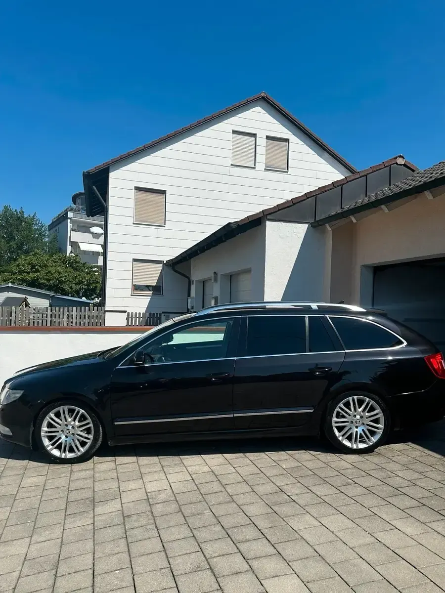 Gebraucht Skoda Superb 170 PS (125 kW) 2011 Schwarz Kombi