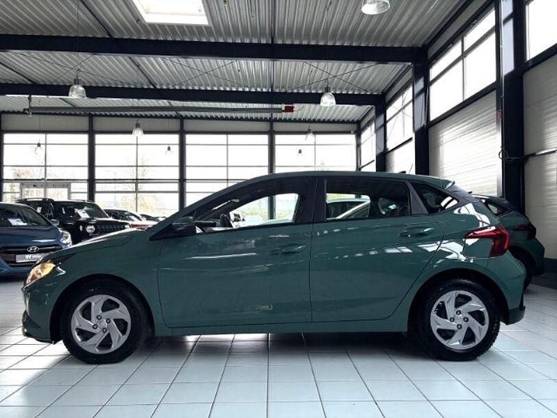 Gebraucht Hyundai i20 Select 101 PS (74 kW) 2025 Gruen Kleinwagen