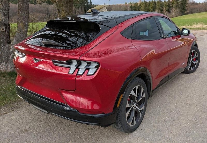 Gebraucht Ford Mustang Mach-E 197 kW (269 PS) 2022 Rot SUV