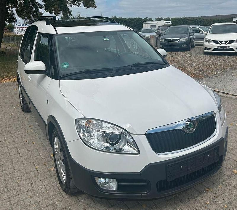 Weiß Gebraucht 2010 Skoda Roomster Scout Plus Edition Kombi | 5.500 € (Fairer Preis) - Bild 1/4