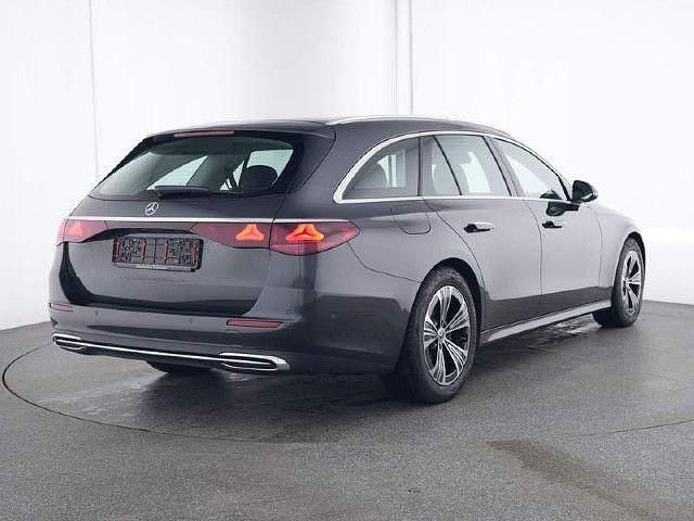 Grau Gebraucht 2023 Mercedes E220 Avantgarde Kombi | 52.977 € - Bild 1/4