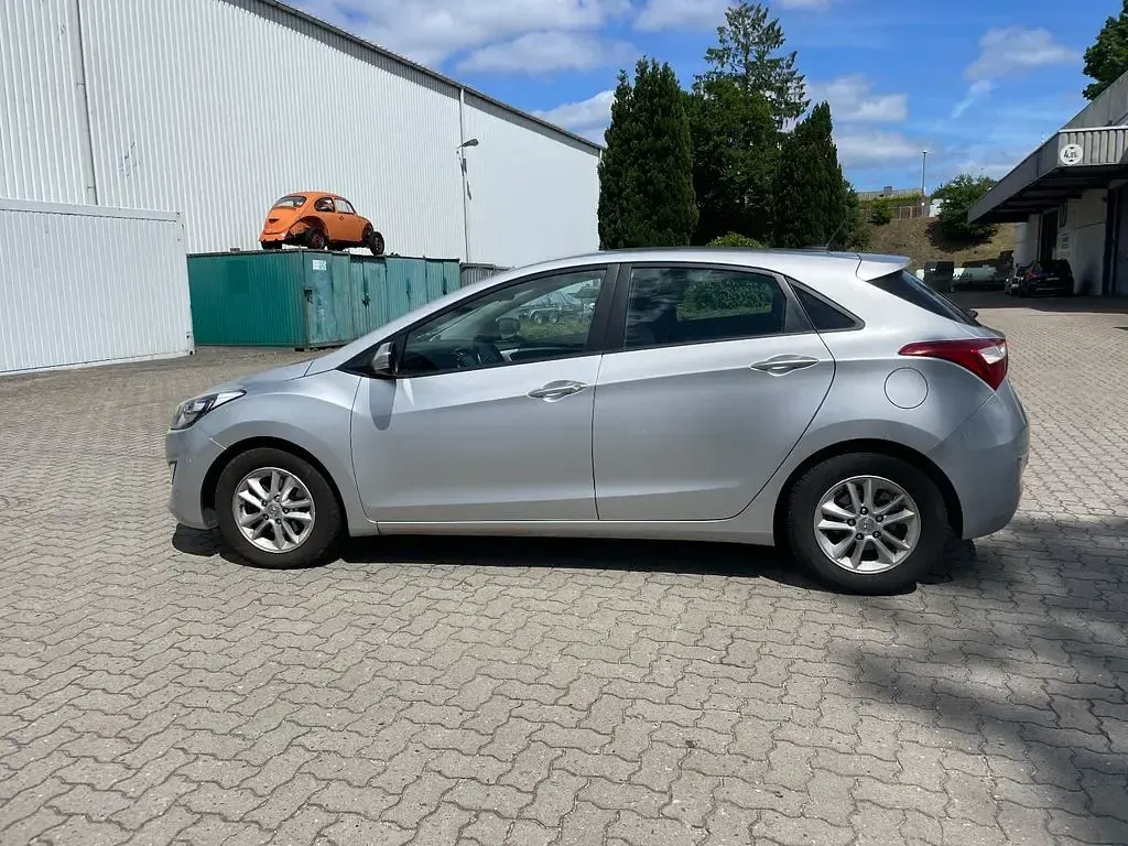 Gebraucht Hyundai i30 Trend 90 PS (66 kW) 2013 Silber Limousine