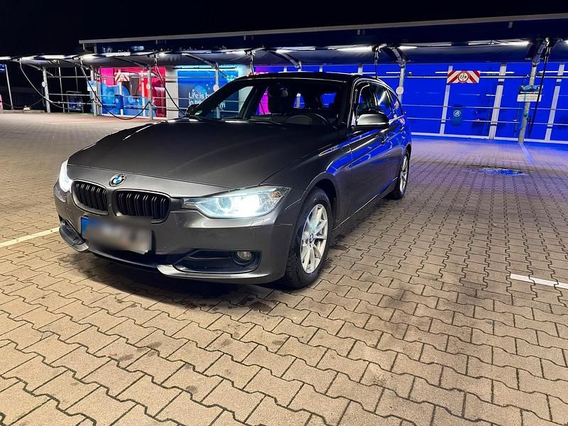 Grau Gebraucht 2014 BMW 320 Comfort Edition Kombi | 12.999 € (Teuer) - Bild 1/4