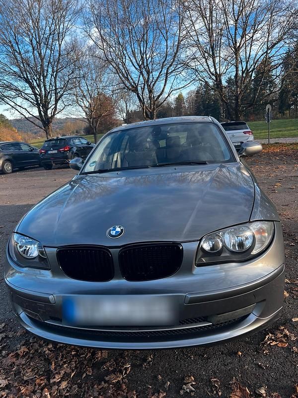 Grau Gebraucht 2009 BMW 118 Kleinwagen | 2.100 € (Superpreis) - Bild 1/4