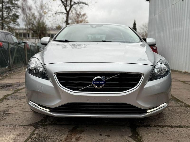 Silber Gebraucht 2015 Volvo V40 Ocean Race Limousine | 8.990 € (Guter Preis) - Bild 1/4