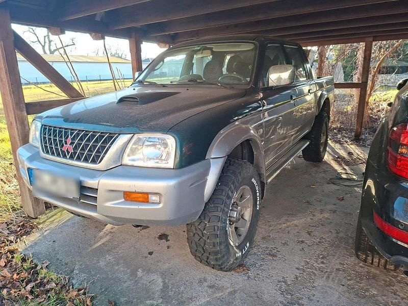 Grün Gebraucht 2004 Mitsubishi L SUV | 10.850 € - Bild 1/4