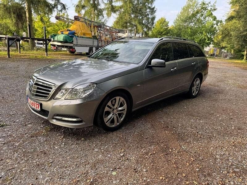 Grau Gebraucht 2011 Mercedes E250 Avantgarde Kombi | 9.500 € (Fairer Preis) - Bild 1/4