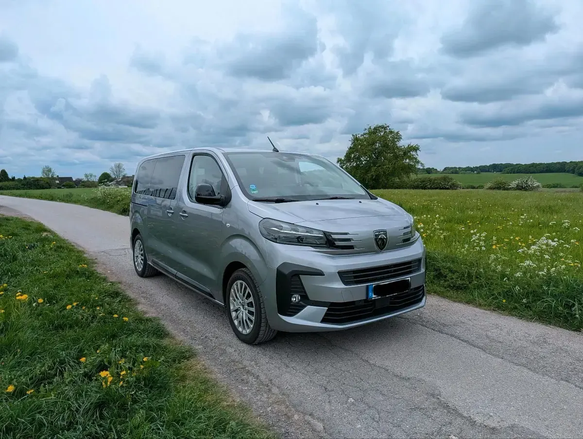 Gebraucht Peugeot Traveller Allure 177 PS (130 kW) 2025 Silber Van / Kleinbus