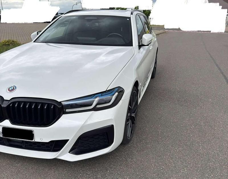 Weiß Gebraucht 2023 BMW 520 M Sport Kombi | 48.299 € - Bild 1/4