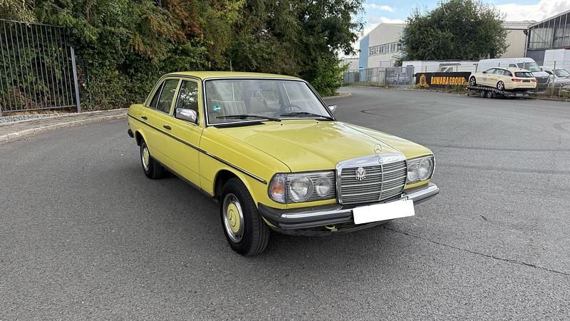 Gelb Gebraucht 1981 Mercedes 200 Limousine | 3.999 € - Bild 1/4