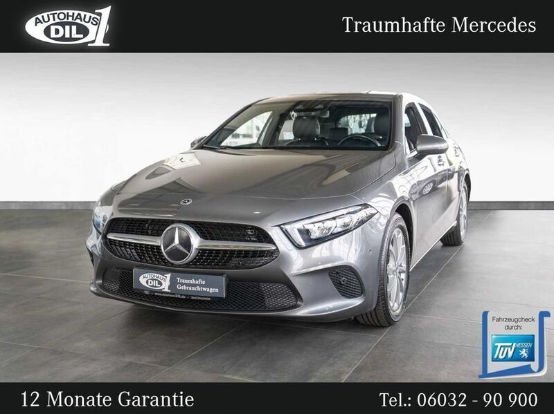 Mountaingrau met. Gebraucht 2020 Mercedes A200 Urban Limousine | 24.850 € (Fairer Preis) - Bild 1/2