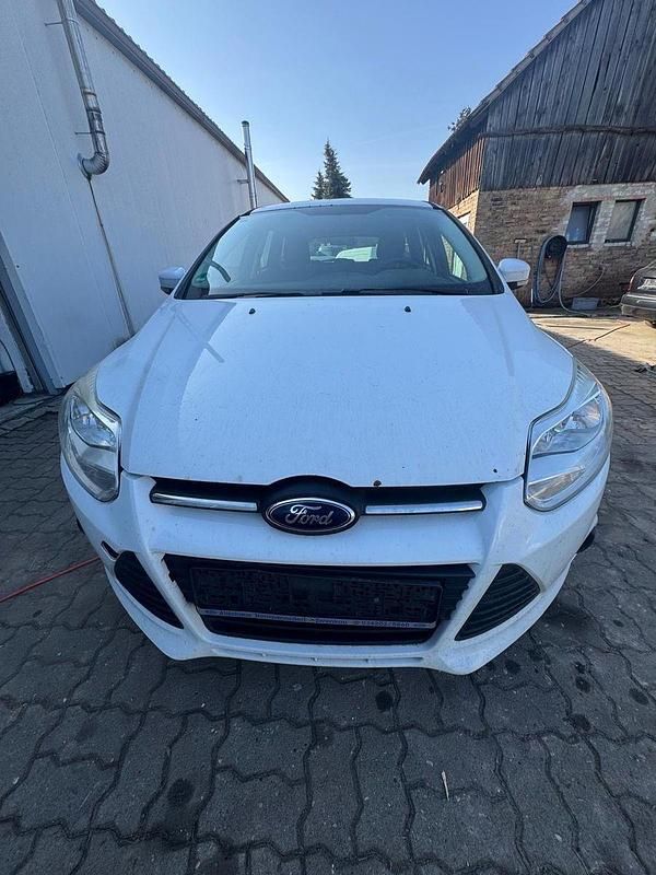 Gebraucht Ford Focus Trend 116 PS (85 kW) 2012 Weiß Kombi