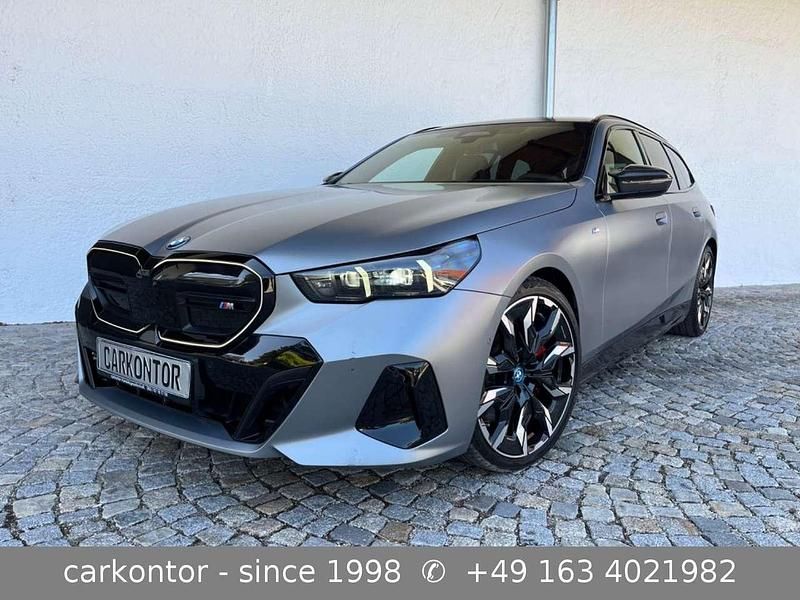 Frozen pure grey metallic Gebraucht 2024 BMW i5 M Sport Limousine | 77.990 € - Bild 1/4
