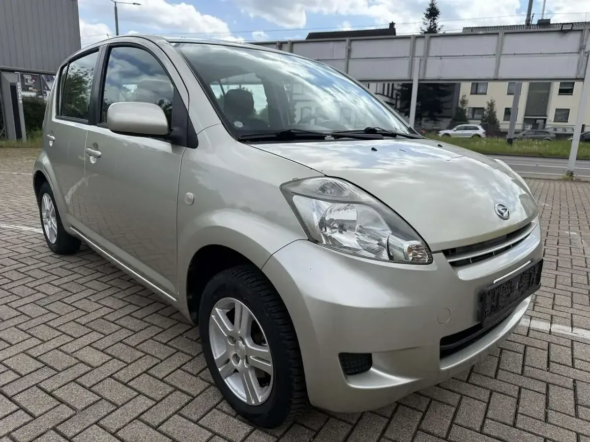 Gebraucht Daihatsu Sirion 91 PS (66 kW) 2009 Silber Kleinwagen