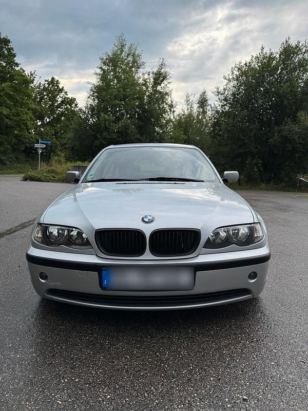 Silber Gebraucht 2002 BMW 325 Basis Limousine | 7.400 € (Teuer) - Bild 1/4