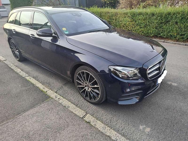 Blau Gebraucht 2019 Mercedes E400 Avantgarde Kombi | 31.499 € (Superpreis) - Bild 1/4