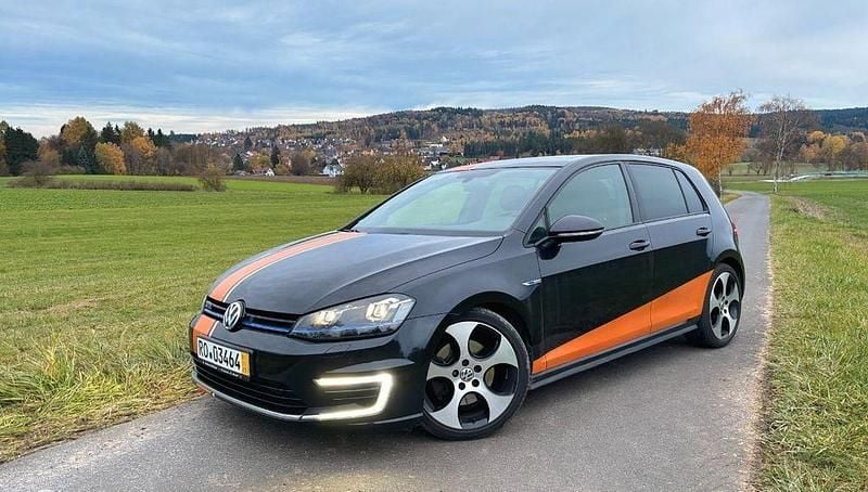 Schwarz Gebraucht 2015 VW Golf VII GTE Limousine | 14.699 € - Bild 1/4