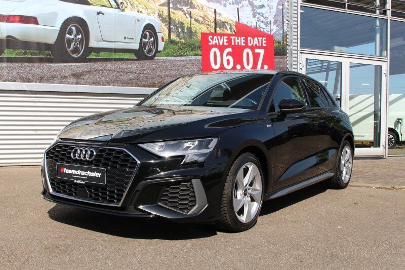 Schwarz mythosschwarz metallic metallic Gebraucht 2024 Audi A3 Sportback S-Line Limousine | 25.890 € (Fairer Preis) - Bild 1/4