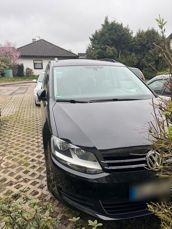 Second-hand VW Sharan 140 CP (102 kW) 2012 Negru Monovolum