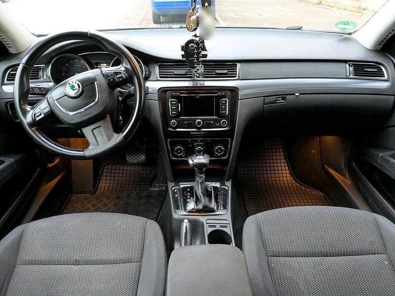 Gebraucht Skoda Superb 140 PS (102 kW) 2011 Schwarz Kombi