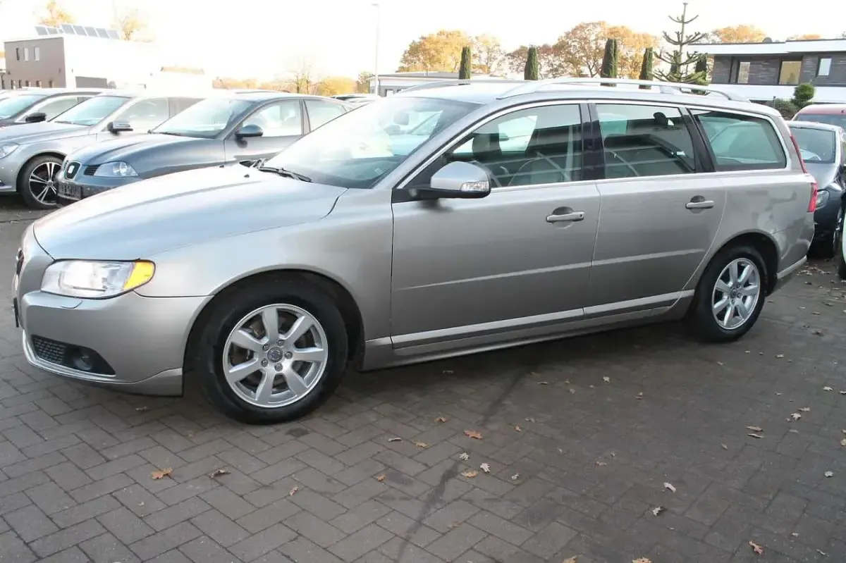 Gebraucht Volvo V70 Summum 109 PS (80 kW) 2010 Gold Kombi