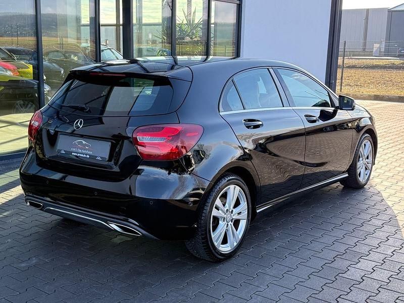 Gebraucht Mercedes A180 122 PS (89 kW) 2016 Schwarz Limousine