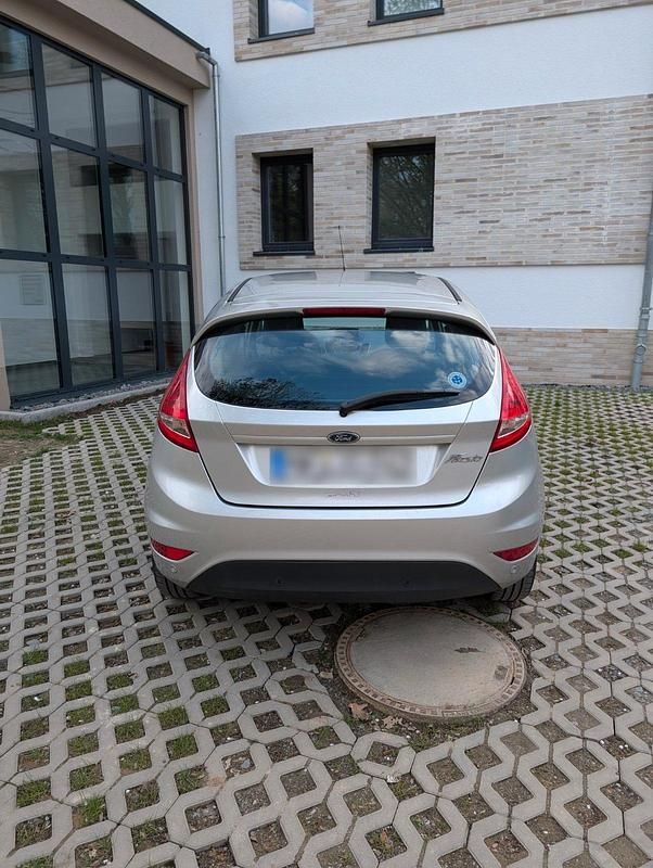 Gebraucht Ford Fiesta 82 PS (60 kW) 2010 Silber Kleinwagen